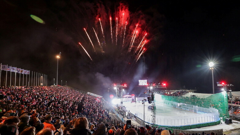 Ein Feuerwerk umrahmte die Partie zwischen den Eislöwen und den Eispiraten in der Klingenthaler Skisprung-Arena.