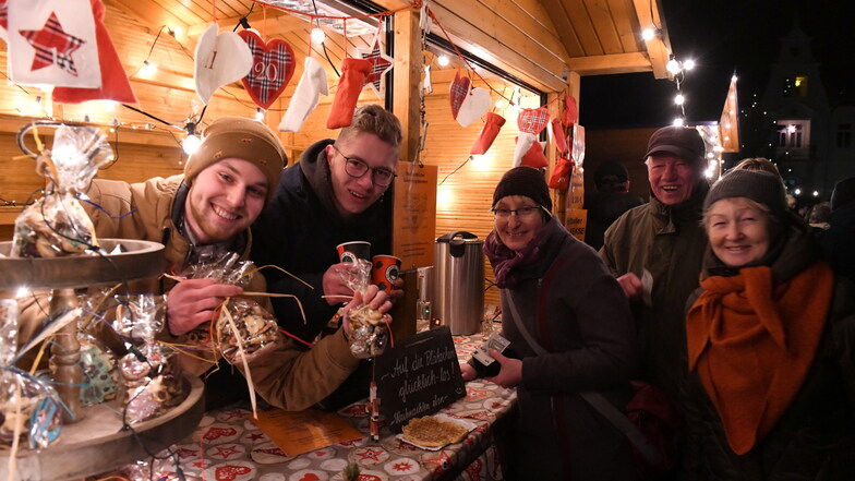 Robin Herold und Emil Haufe (vorn) boten auf dem Weihnachtsmarkt in Bärenstein selbstgemachte Handballerkekse und Glühwein zum Verkauf an.