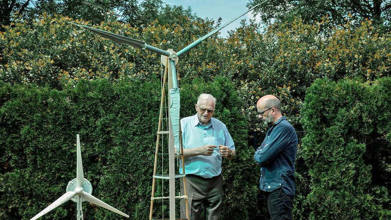 Rafael Laguna (r.) mit Horst Bendix, einem der wichtigsten Ingenieure der DDR. Bendix’ Vision von extrem hohen Windrädern könnte eine der ersten umgesetzen Innovationen der Agentur werden.