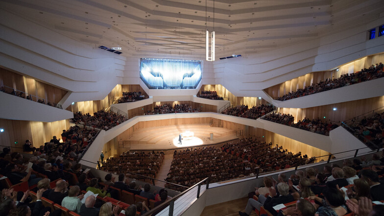 Blick in den Kulturpalast, wo die Dresdner Philharmonie spielt.
