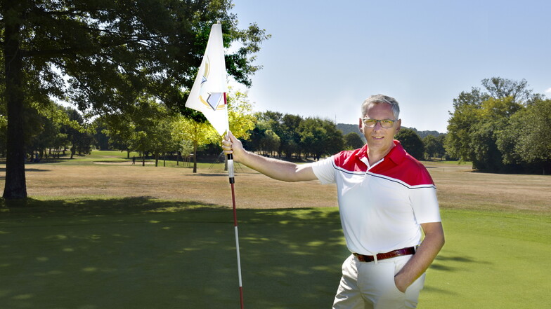 Grün rund um die Fahne, dahinter brauner Rasen: Uwe Neumann, Geschäftsführer des Ullersdorfer Golfplatzes, ist nicht glücklich über die Situation.