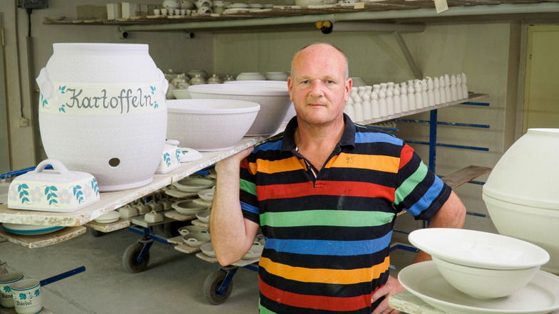 Töpfermeister Edgar Lehmann packt an. Für die 32. Auflage des Neukircher Töpferfestes läuft die Keramikproduktion auf Hochtouren. Zu Gast rund um die Werkstatt in Neukirch sind am Wochenende knapp 80 Kollegen und andere Kunsthandwerker.
