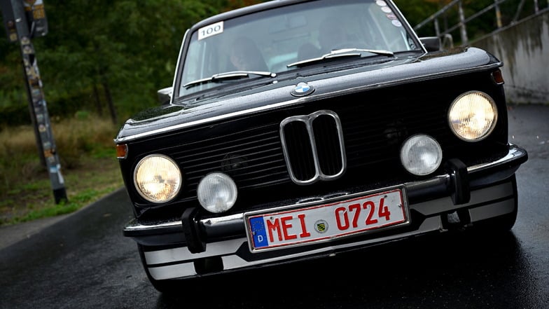 BMW 2002 ti, Baujahr 1974, mit Fahrer Tobias Schwarze und Beifahrer Christian Schwarze.