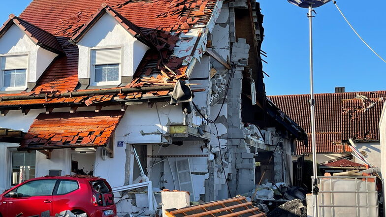 Bayern, Rohrbach: Nach der Explosion eines Wohnhauses ist das Nachbarhaus von Beschädigungen schwer gezeichnet. Das Haus, in dem die Explosion passierte, brach zusammen.