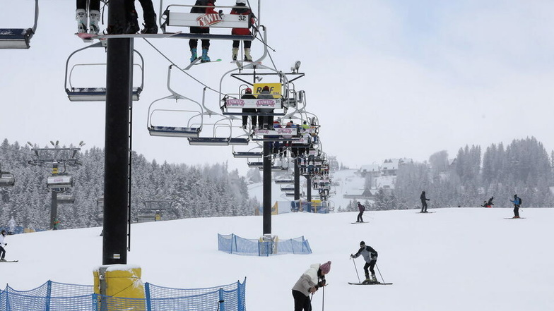 Mitte Februar öffneten in Polen zum Beispiel die Skigebiete, zum Beispiel in Bialka Tatrzanska. Mancherorts, etwa in Karpacz, kam es aber zu regelrechten Anstürmen.