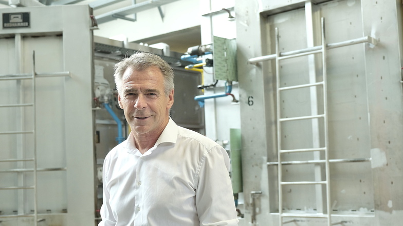 Manufaktur-Geschäftsführer Tillmann Blaschke (59) kann für die Porzellanproduktion die Abhängigkeit vom Gas aktuell nicht groß verringern. Aber das Unternehmen zieht die Produktion durch aktuell längere Arbeitszeiten und Samstagsarbeit vor.