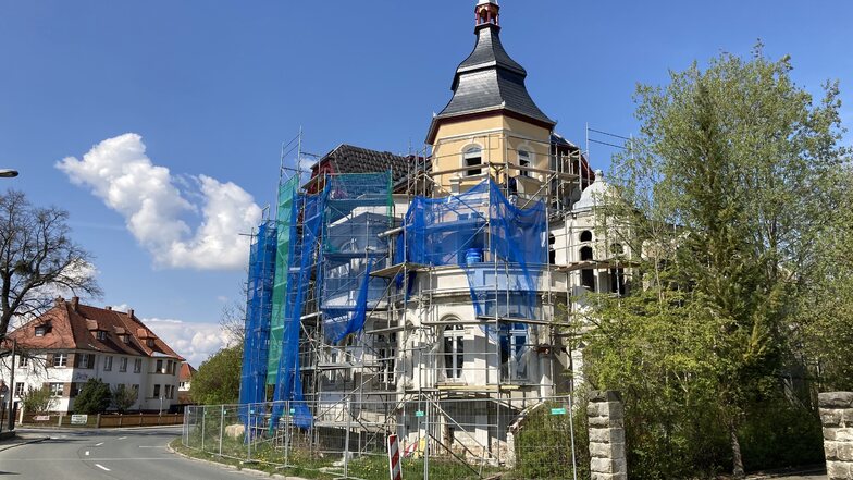 Die Fassadenrestaurierung der Villa an der Dehsaer Straße in Löbau ist beinahe abgeschlossen.