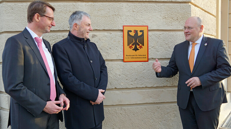 Sachsens Innenminister Roland Wöller (CDU) links, Oberbürgermeister Uwe Rumberg (CDU) und der Präsident des BSI Arne Schönbohm eröffneten im Dezember 2019 das erste Büro des Bundesamtes in Freital - im City Center in Deuben.