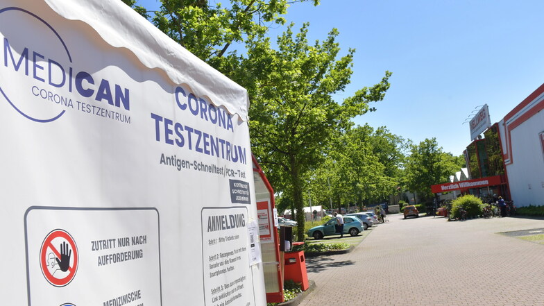 Ein Zelt der Firma MediCan steht auf dem Parkplatz eines Baumarkts in Gütersloh. Die Staatsanwaltschaft hat Anklage gegen zwei Verantwortliche des Unternehmens erhoben.
