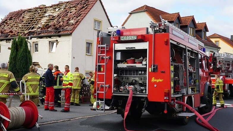 Großaufgebot der fünf freiwilligen Feuerwehren Weinböhla, Coswig, Niederau, Großdobritz und Ockrilla. Sie wurden ursprünglich zu einem Brand gerufen, der sich als Explosion herausstellte.