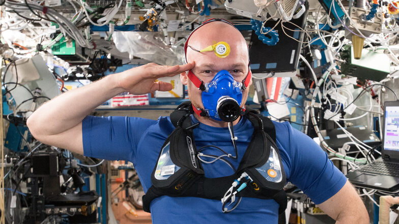 Alexander Gerst, Astronaut und Kommandant der ISS, salutiert scherzhaft beim Selfie während einer anstrengenden Versuchsreihe für die TU Dresden mit neuen medizinischen Sensoren auf der Internationalen Weltraumstation ISS.