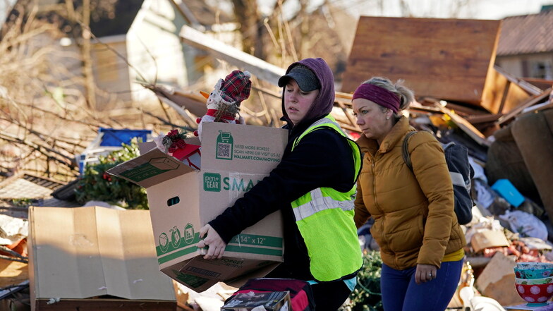 Freiwillige helfen bei der Bergung von Habseligkeiten aus dem Haus von Martha Thomas, nachdem Tornados die Gegend im Bundesstaat Kentucky verwüstet haben.