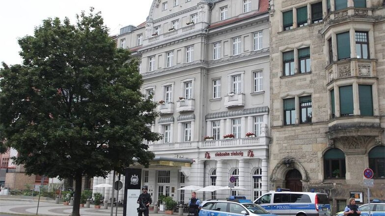 Polizisten mit Helmen und Schutzwesten stehen am 06.09.2016 in Leipzig vor dem Hotel Fürstenhof. Nach einer Terrorwarnung hatte die Polizei das Hotel abgesperrt und durchsucht.