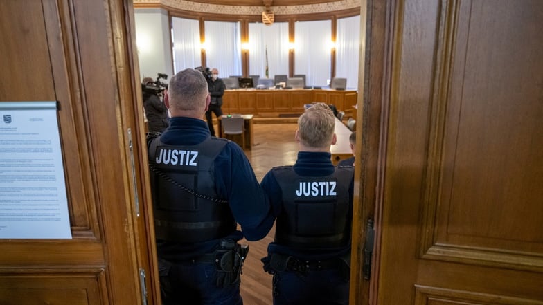 Justizmitarbeiter stehen in der Tür zum Verhandlungssaal im Landgericht Leipzig.