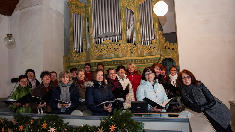 Der Frauenchor Sacka singt bei einem Weihnachtskonzert 2017 in der Kirche Sacka.