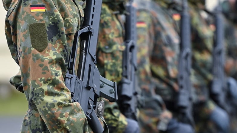 Soldaten vom Informationstechnikbataillon 381 der Kurmark-Kaserne tragen bei einem Apell Sturmgewehre.