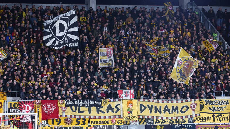 Knapp 1.000 Dynamo-Fans begleiten die Mannschaft nach Ingolstadt. Früh sahen die Zuschauer zwei Tore, beide Teams liefern sich in der ersten Halbzeit ein ausgeglichenes Duell.