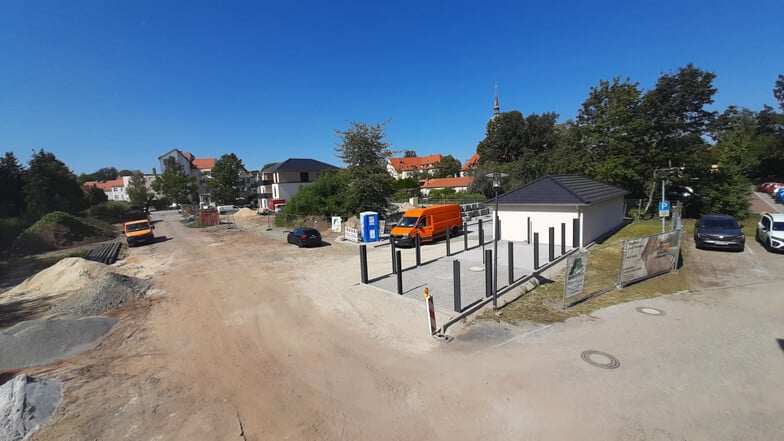 Hinten steht das erste von vier Häusern, vorn entsteht schon der gemeinsame Müllplatz, daneben stehen die Fahrradgaragen.