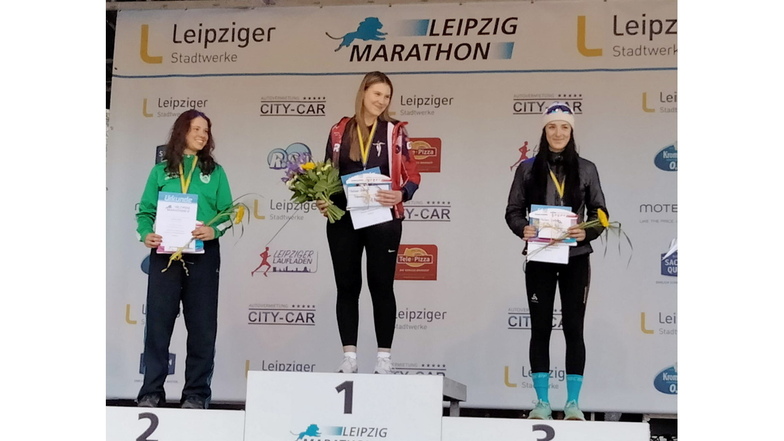 Großer Erfolg für Melina Scheffler (Mi.): Die Großenhain Skaterin siegte am Sonntag beim Halbmarathon in Leipzig.