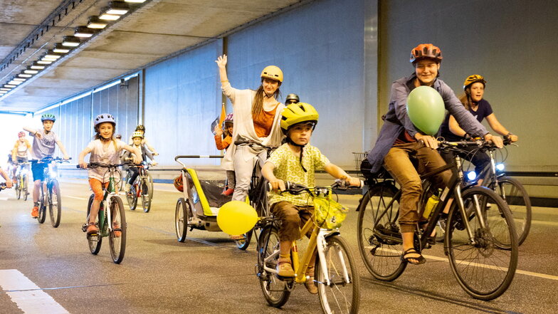 Viele Familien mit Kindern waren am Sonntag für ein fahrrad- und kinderfreundliches Dresden auf dem Rad unterwegs, hier im Wiener Tunnel, der sonst Autos vorbehalten ist.