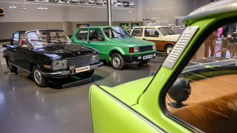 Die Prototypen Trabant P 100 (l) und P6100 (M) steht hinter einem P 601 (r) in einer Ausstellung.