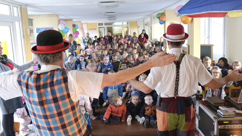 Die Feiern zum 50. Jubiläum der Kita "Hand in Hand" hatten schon am Beginn dieses Jahres begonnen – mit einer Party, bei der das Clown-Duo "Meister Klecks und Spaßimir" die Kinder begeisterte.