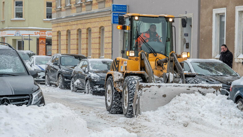 Der Schnee muss raus aus dem Stadtgebiet - mit diesem Ziel waren am Dienstag auch Baumaschinen in Riesa unterwegs.