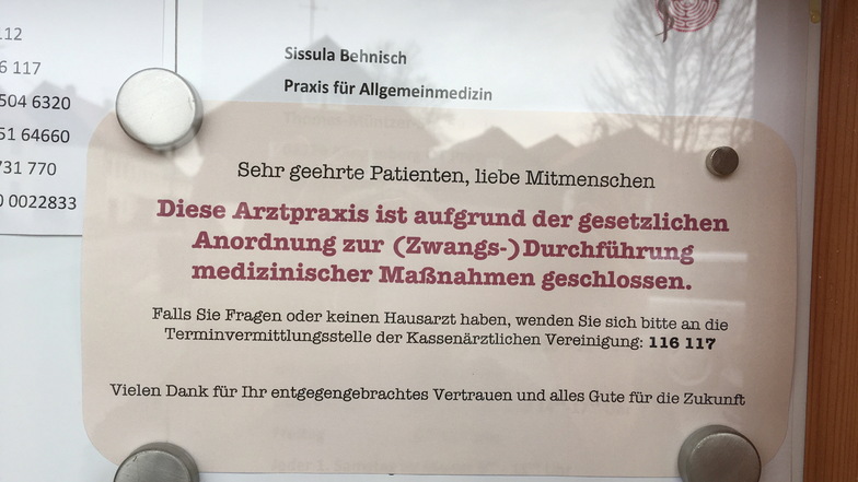 Hinweis am Eingang der Arztpraxis von Sissula Behnisch in Pretzschendorf.