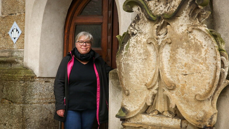 Sandra Schäfer-Garten leistet in der Kirche St. Marien in Kamenz Seelsorge für Besucher.