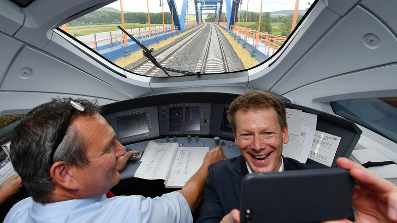 Bahn-Vorstandschef Richard Lutz (r) sitzt am während einer Testfahrt mit dem ICE-Sprinter auf der Neubaustrecke Erfurt - Bamberg im Führerstand und macht mit dem Smartphone ein Selfie.