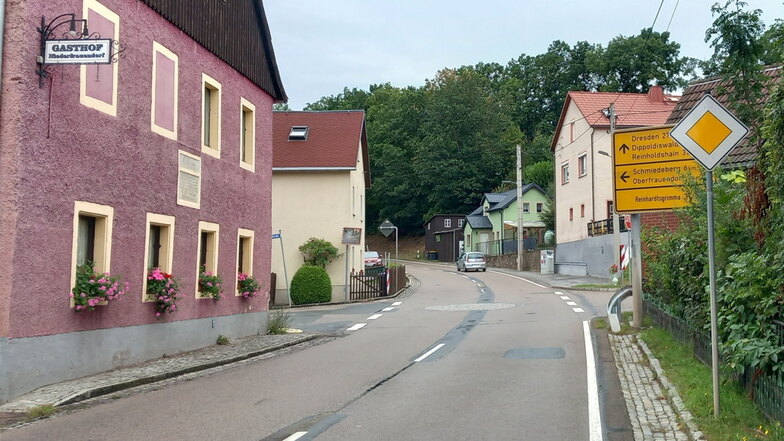 In der Mitte der Niederfrauendorfer Kreuzung ist noch der Minikreisel zu sehen. Seit dem 19. September 2023 ist er Geschichte.