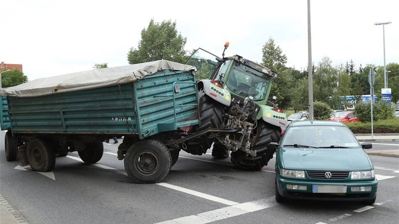 Auf der Hamburger Straße hat es am Freitagmorgen einen Unfall gegeben. "Ein Traktor mit Anhänger ist mit einem VW zusammengestoßen“, sagt ein Sprecher der Polizei.