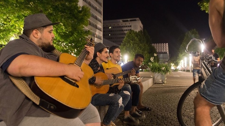 Mohammed Almhde (vorn) und seine Freunde musizieren bis spät in die Nacht.
