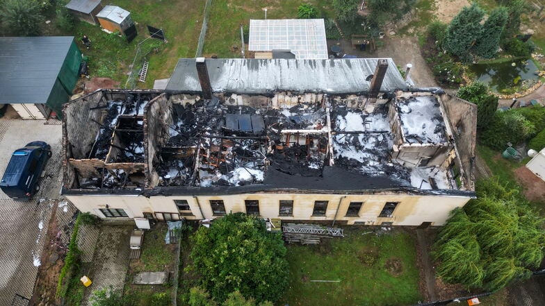 Am Sonnabendabend hat der Dachstuhl des zum Wohnhaus umgebauten Gasthofes in Ehrenberg gebrannt. Die Gemeinde Kriebstein hat jetzt ein Spendenkonto für die betroffenen Bewohner eingerichtet.