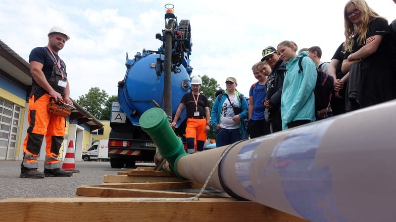 René Berger zeigt Siebtklässlern der Lernförderschule Roßwein, wie eine Abwasserleitung gespült wird.
