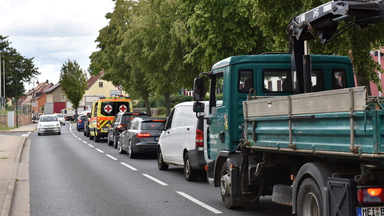 Immer wieder staute sich der Verkehr in Wilsdruff - dieses Foto entstand am 9. August 2023.