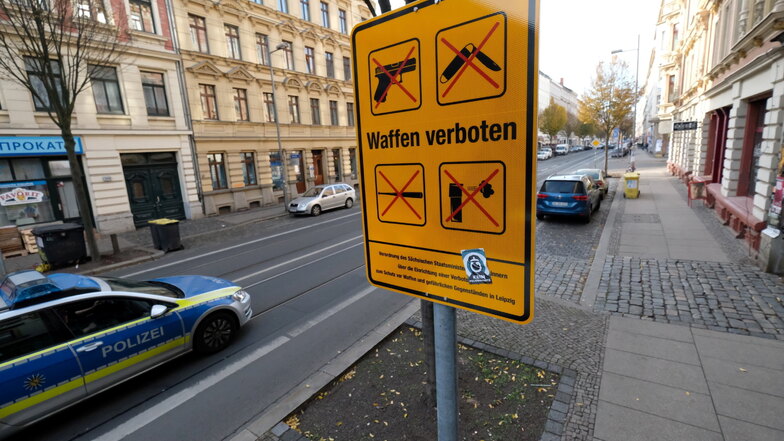 Ein Schild deutet auf der Eisenbahnstraße in Leipzig auf die dortige Waffenverbotszone hin.