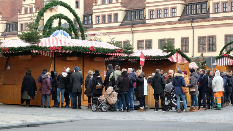 Besucher des Leipziger Weihnachtsmarktes warten auf die Öffnung eines Standes mit den limitierten "Moppi"-Tassen.