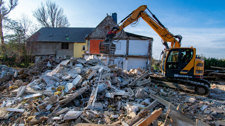 In Altleisnig ist jetzt ein Wohngebäude abgerissen worden. Die Flut 2013 hatte es unbewohnbar gemacht.