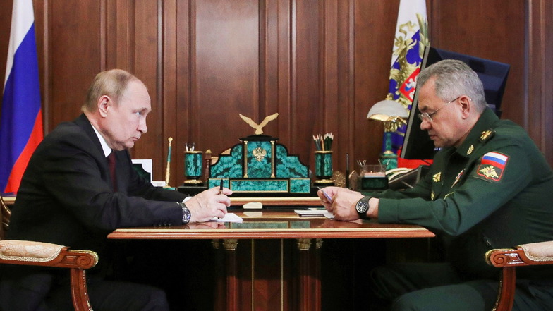 Putin und sein Verteidigungsminister Shoigu treffen sich nach dem russischen Sieg in Lyssytschansk.