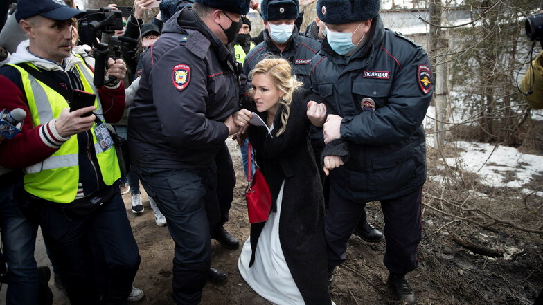 Anastassija Wassiljewa, Ärztin von Kremlgegner Nawalny, wird vor dem Straflagers IK-2 von Polizisten festgehalten.