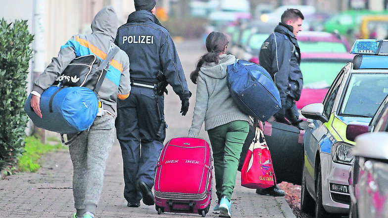 Flüchtlinge werden von Polizisten zur Abschiebung abgeholt. In Dresden scheitert fast die Hälfte der Versuche – die Polizei ermittelt wegen Geheimnisverrats. Es soll ein Datenleck geben.