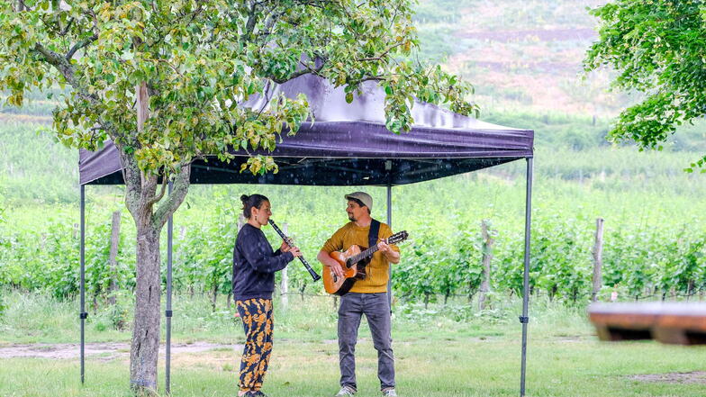Das Radebeuler Duo Vagabund stimmt auf die Musiksonntage bei den Radebeuler Weingütern ein. Zeltpavillons bieten Schutz vor Regen oder spenden Künstlern und Besuchern Schatten wie auf dem Weingut Aust.
