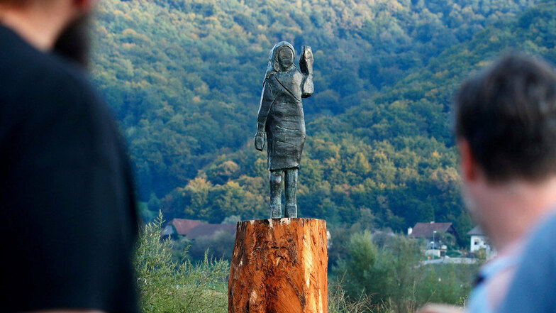 Einheimische betrachten eine Bronzestatue, die die amerikanische First Lady Melania Trump zeigen soll. Die Plastik wurde von dem in Berlin lebenden US-Künstler Brad Downey angefertigt, aus Bronze.