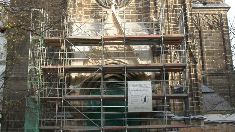 Rekonstruktion der Portalbekrönung über dem Westportal des Meißner Doms - auch ein Projekt des Dombau-Vereins Meißen.