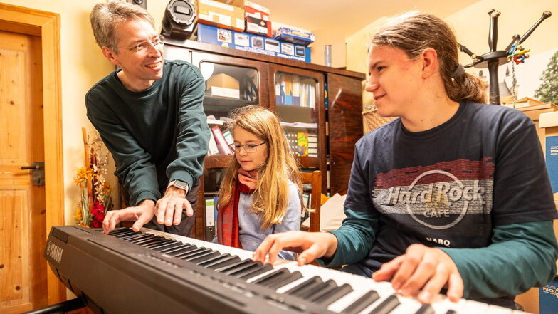Luisa und Linus gehören zu den rund 90 Kindern und Jugendlichen aus Tharandt, die von den Lehrkräften der Musikschule Bannewitz an einem Instrument ausgebildet werden.