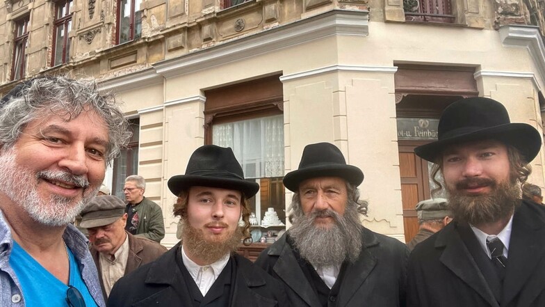 Alex Jacobowitz (links) zusammen mit Statisten, die im Film „Torstraße 1“ jüdische Berliner spielen, an der Ecke Konsul-/Emmerichstraße.