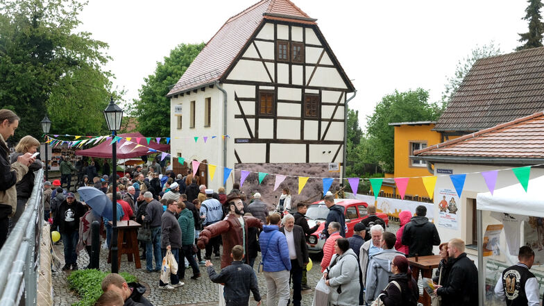 Riesenandrang zur Eröffnung des Terence-Hill-Museums am Sonnabend in Lommatzsch. Trotz des Regens waren hunderte Fans gekommen.