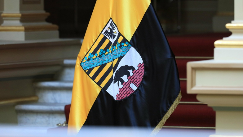 Eine Fahne des Landes Sachsen-Anhalt in der Staatskanzlei in Magdeburg: Dort ist der Koalitionsvertrag unterschrieben worden.