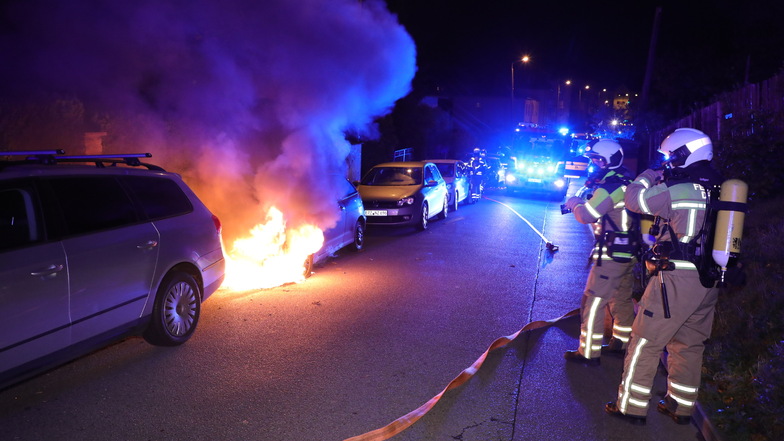 Ein Seat Ibiza brannte auf der Gottfried-Keller-Straße.